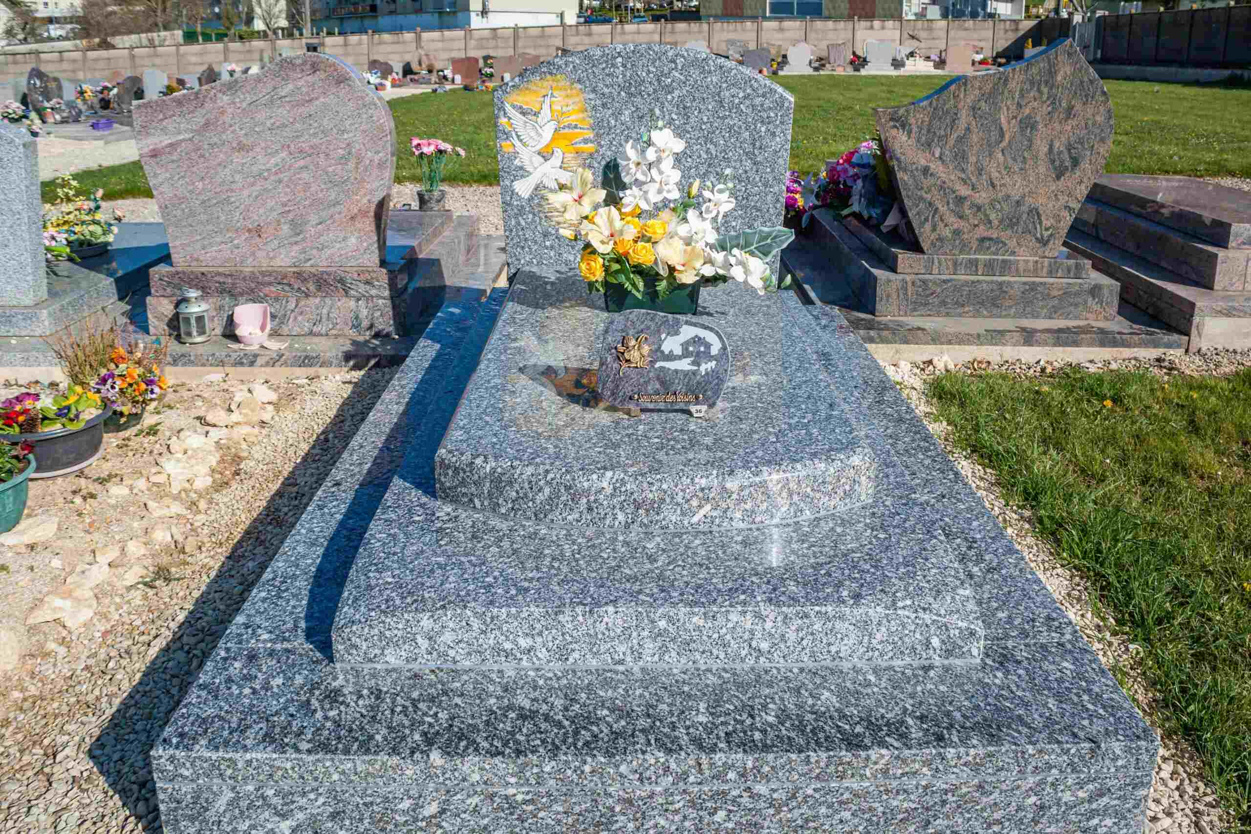 pierre tombale et fleurs plaque